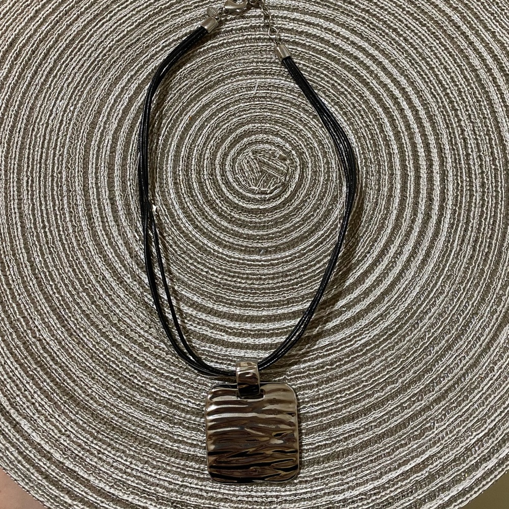 NWOT Chico's leather and silver necklace